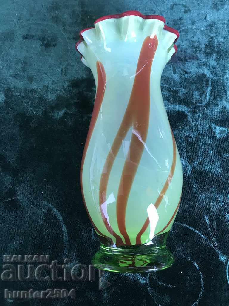 Delivery of Vase-colored glass, Murano type, 20 cm high. Delivery of Vase-colored glass, Murano type, 20 cm high.