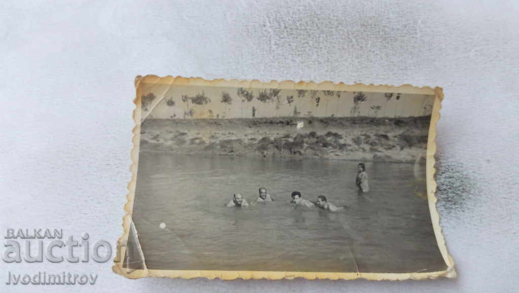 Photo Elhovo Μια γυναίκα και τέσσερις άνδρες κάνουν μπάνιο στον ποταμό Tundzha