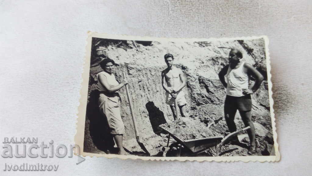 Φωτογραφία Ένας άνδρας, μια γυναίκα και ένας νεαρός άνδρας σκάβουν ένα έδαφος
