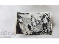 Снимка Мъж, жена и младеж копаят земна маса