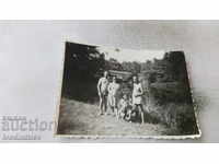 Снимка Мъже с къси панталони и две жени покрай реката