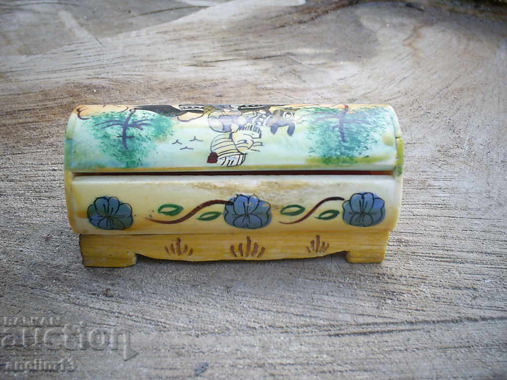Auction  OLD HAND-PAINTED BOX JEWELRY BOX