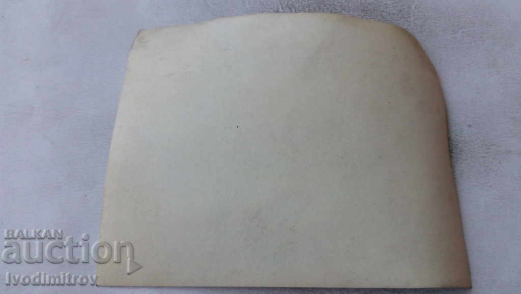 Φωτογραφία Εργάτες σε ένα ρετρό φορτηγό με τιμή 3.45 BGN | € 1.76 Φωτογραφία Εργάτες σε ένα ρετρό φορτηγό με τιμή 3.45 BGN | € 1.76