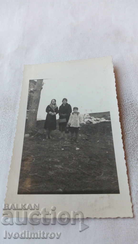 Photo Dupnitsa Two women and a boy 1933