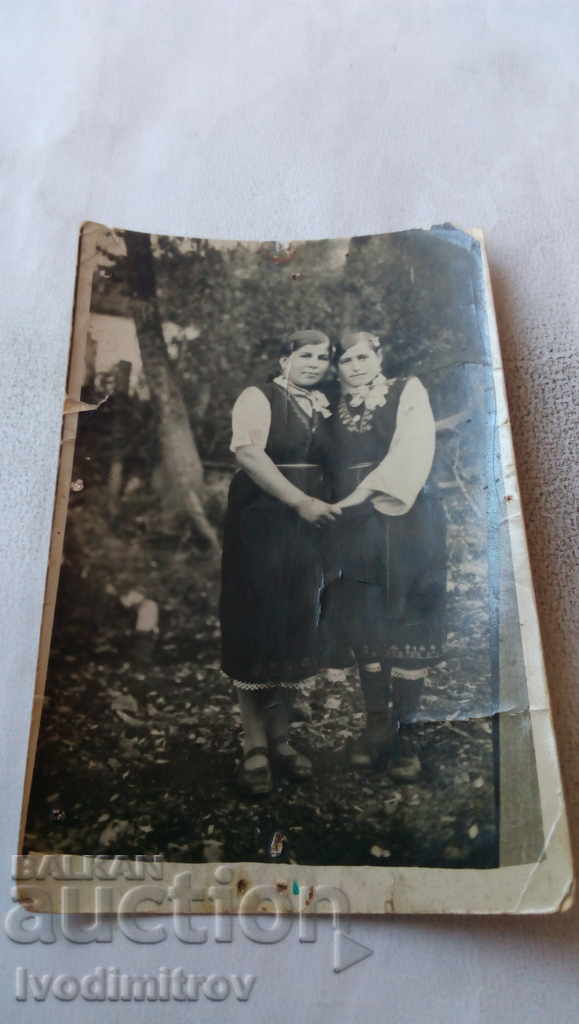 Снимка Две млади момичета в народни носии