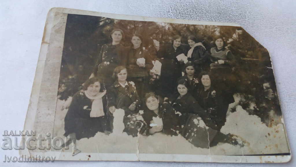 Снимка Ученички от училище Бурешъ 1933