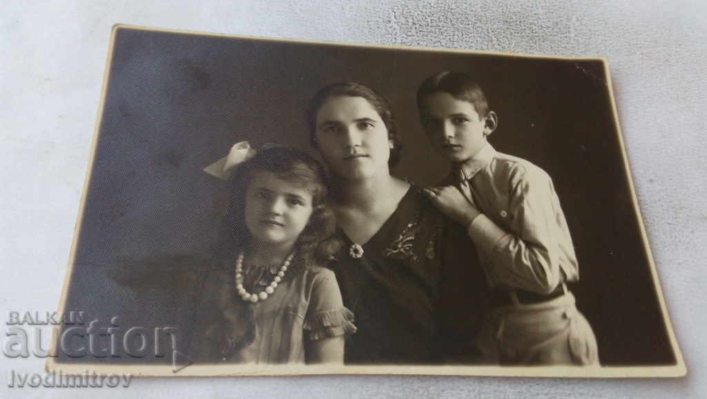 Photo Woman with her two children 1933