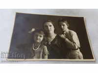 Снимка Жена с двете си деца 1933