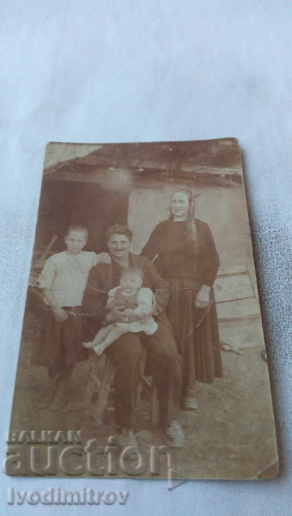 Снимка Семейство пред селската си къща