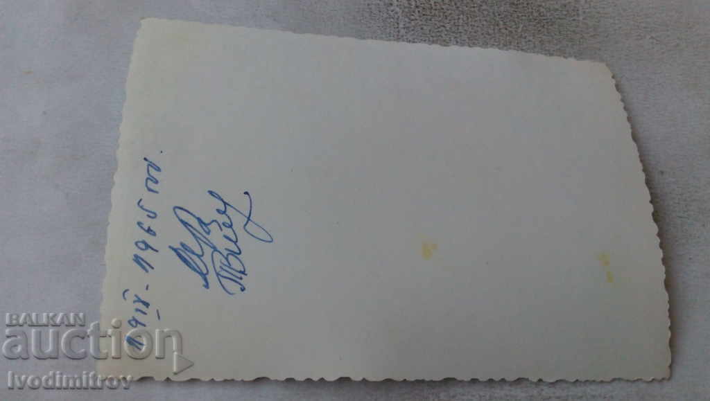 Foto Proaspăt căsătoriți cu prietenii lor 1965 cu preț 1.65 BGN | € 0.84