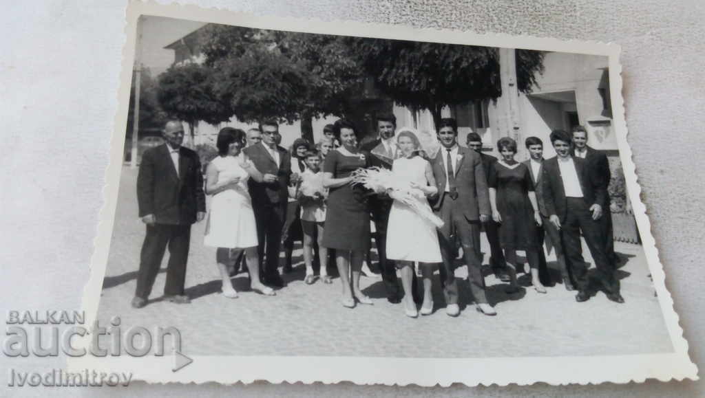 Photo Newlyweds with their friends 1965