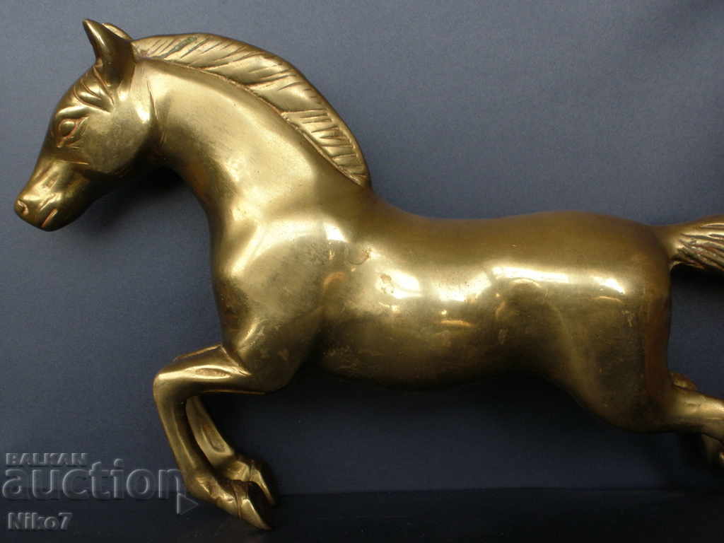 Delivery of Massive brass horse from a fireplace clock. Delivery of Massive brass horse from a fireplace clock.