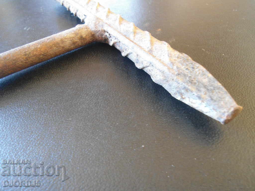 Old hammer, electric, welding with price 5.00 BGN | € 2.56 Old hammer, electric, welding with price 5.00 BGN | € 2.56