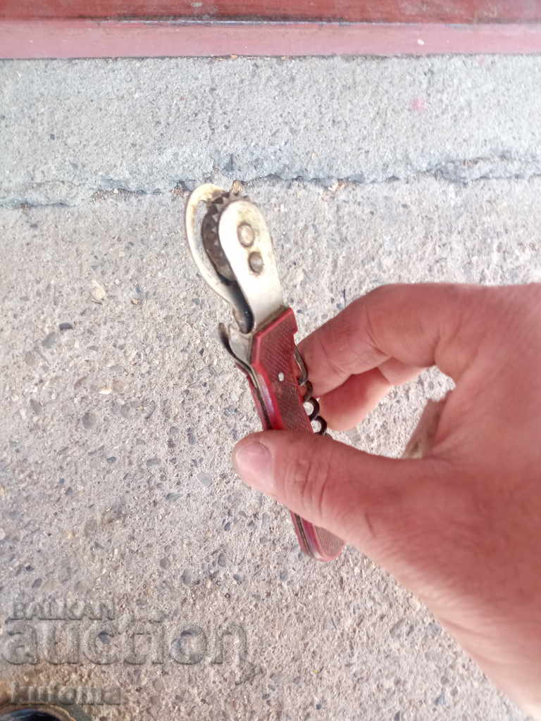 Licitație Un vechi de deschizător de conserve Licitație Un vechi de deschizător de conserve