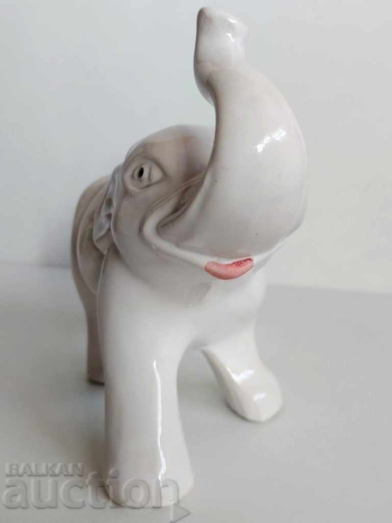 STATUA FIGURA ELEFANT ELEFANT CERAMICA SAU PORCELAN cu preț 29.00 BGN | € 14.83 STATUA FIGURA ELEFANT ELEFANT CERAMICA SAU PORCELAN cu preț 29.00 BGN | € 14.83