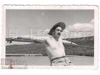 МАЛКА СТАРА СНИМКА МЪЖ С МУСТАЦИ НА БОРДА НА КОРАБ В240