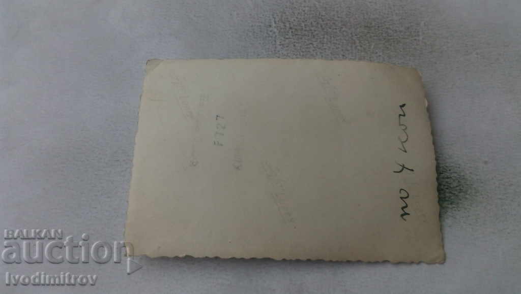 Companie foto la o plimbare în munți cu o mașină retro cu preț 2.35 BGN | € 1.20 Companie foto la o plimbare în munți cu o mașină retro cu preț 2.35 BGN | € 1.20