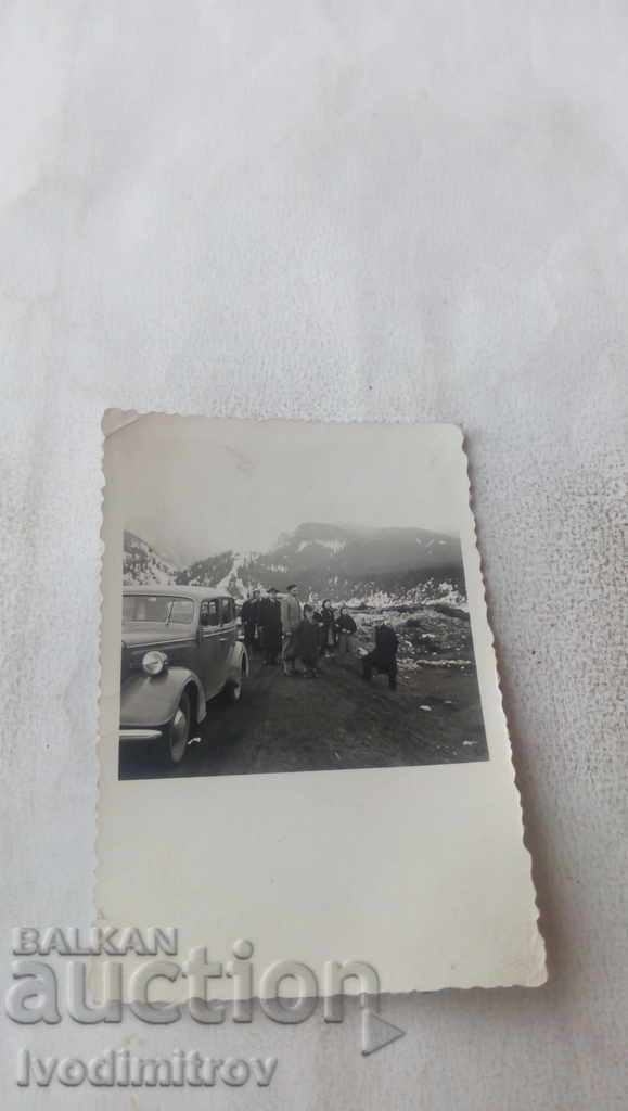 Снимка Компания на разходка в планината с ретро автомобил