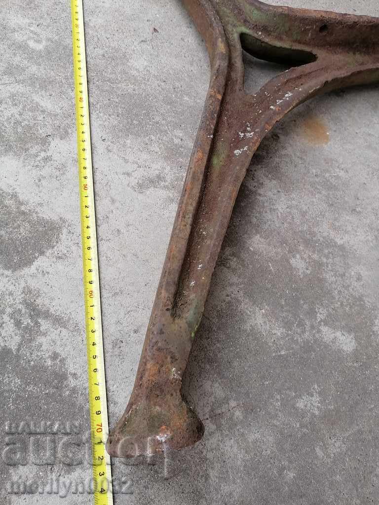 Delivery of Legs from the bench figured cast iron pages 27 kg 40s Delivery of Legs from the bench figured cast iron pages 27 kg 40s