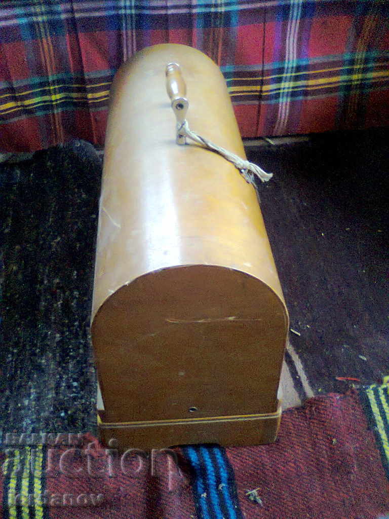 An old sewing machine. with price 50.00 BGN | € 25.56 An old sewing machine. with price 50.00 BGN | € 25.56