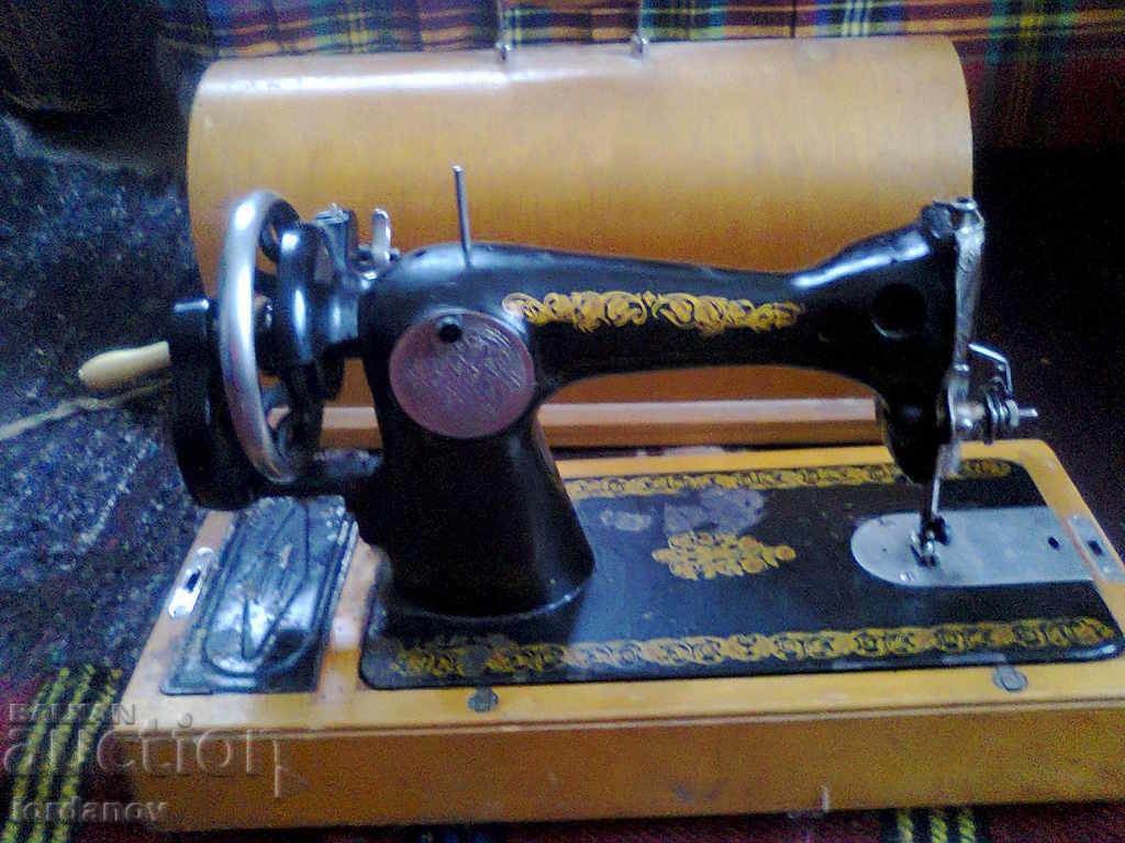 Auction An old sewing machine. Auction An old sewing machine.