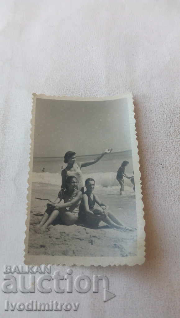 Fotografie Trei fete tinere pe plajă