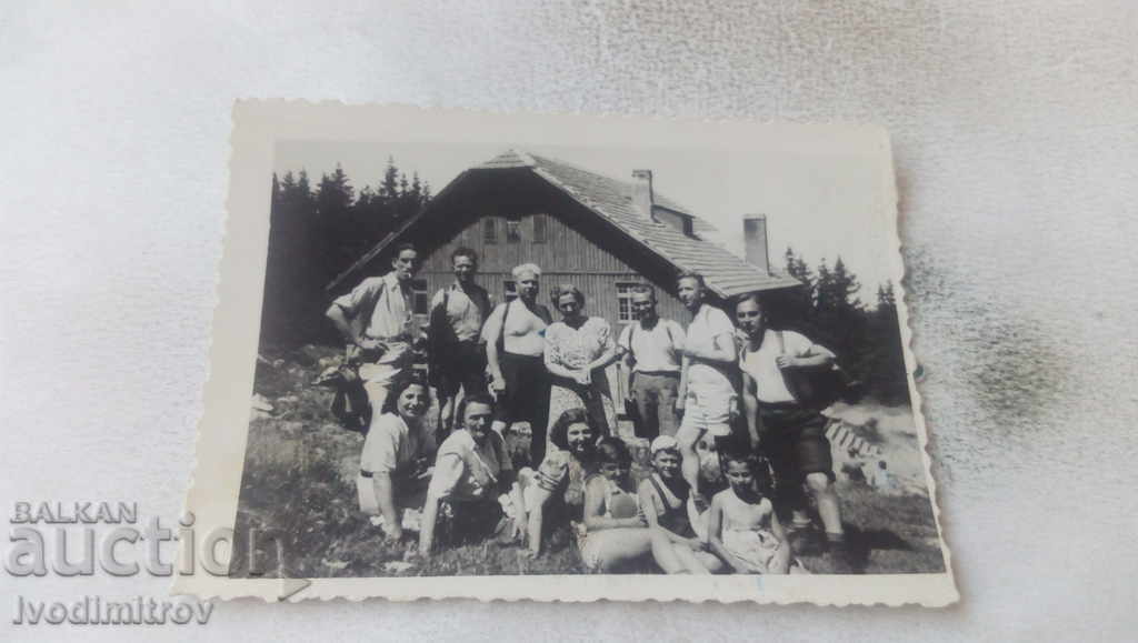 Photo Vitosha Men and women on a trip in front of a hut