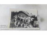 Photo Vitosha Men and women on a trip in front of a hut