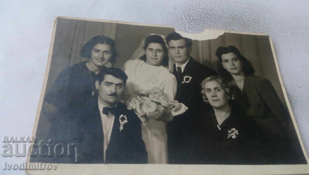 Fotografie Pleven Proaspăt căsătoriți cu prietenii lor 1945