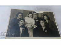 Снимка Плевенъ Младоженци със свои приятели 1945