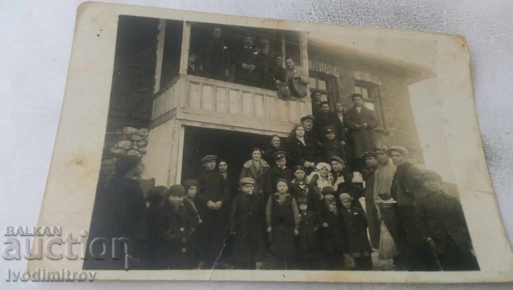Photo Newlyweds with their friends in front of a house in 1932