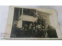 Fotografie Proaspăt căsătoriți cu prietenii lor în fața unei case în 1932