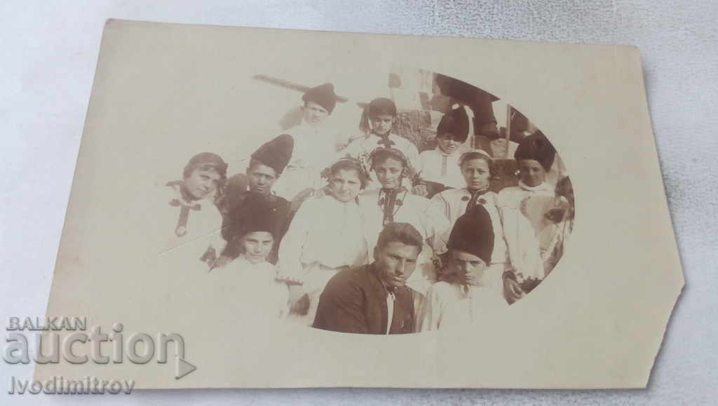 Снимка Момичета и момчета в народни носии със своя учител