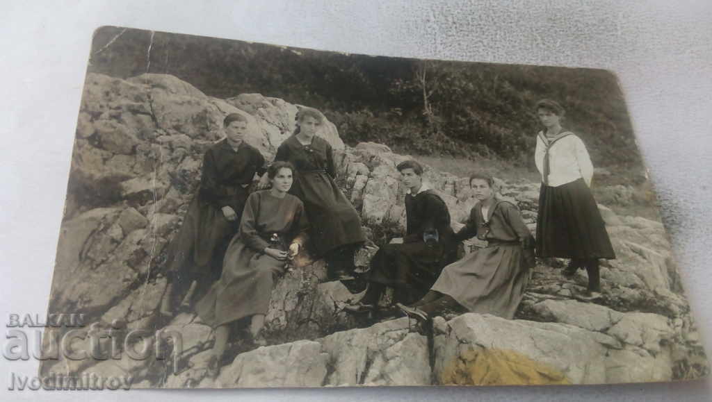 Снимка Млади момичета върху скалите 1922
