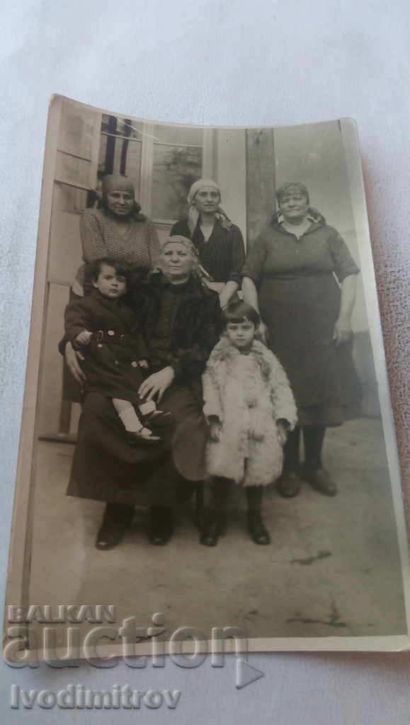 Φωτογραφία Τέσσερις γυναίκες και δύο παιδιά