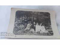 Снимка Четири млади момичета на поляната