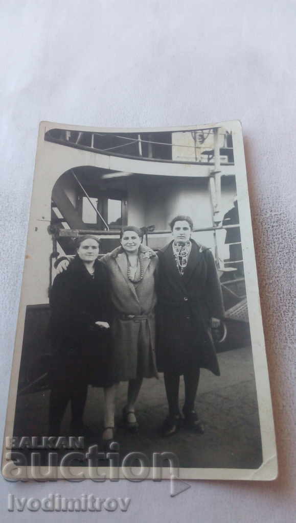 Photo Three women in front of a steamer at the port