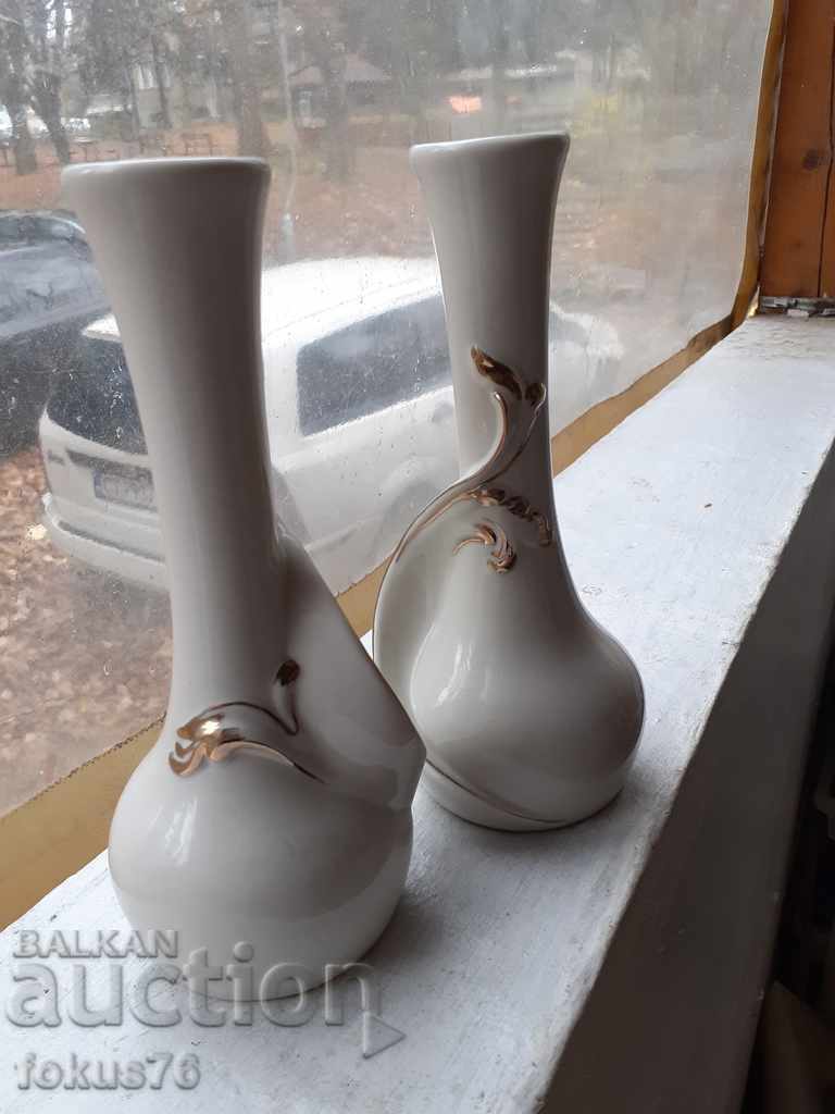 Auction A pair of beautiful vases with gold edging Capodimonte porcelain Auction A pair of beautiful vases with gold edging Capodimonte porcelain