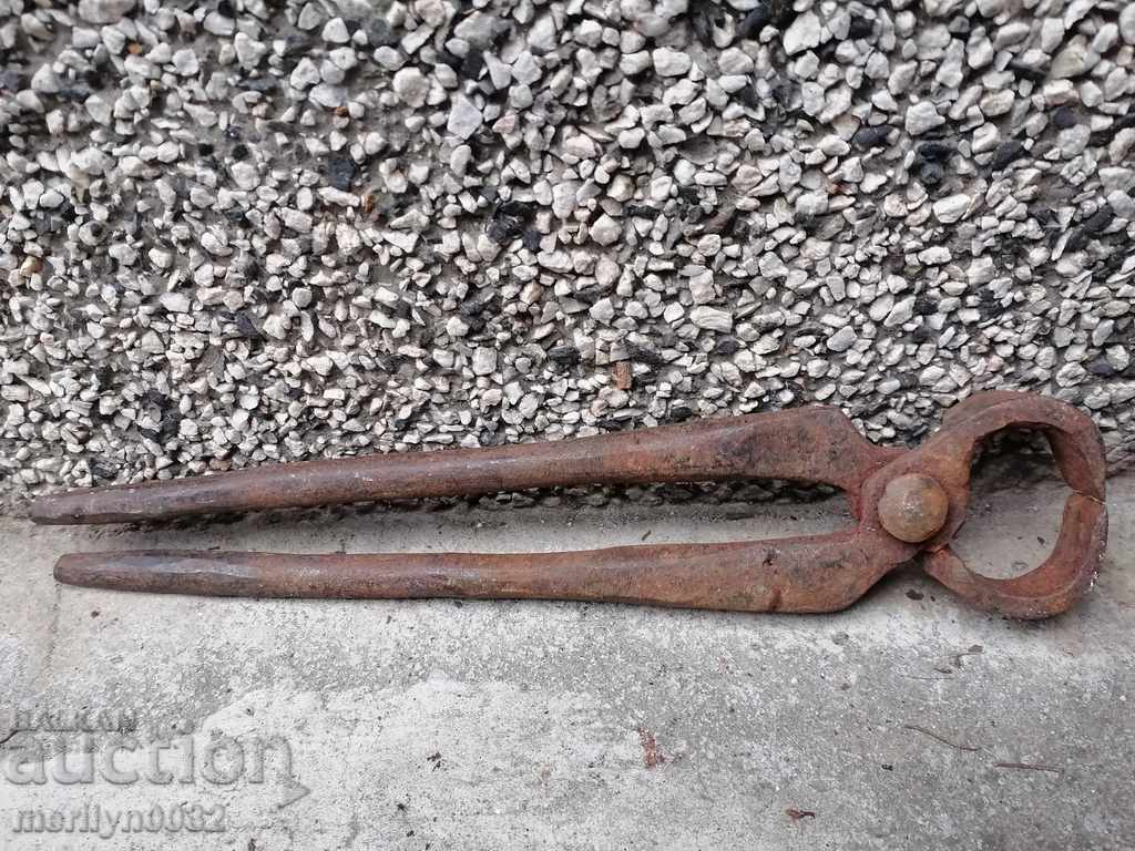 Auction Old wrought iron pliers Auction Old wrought iron pliers