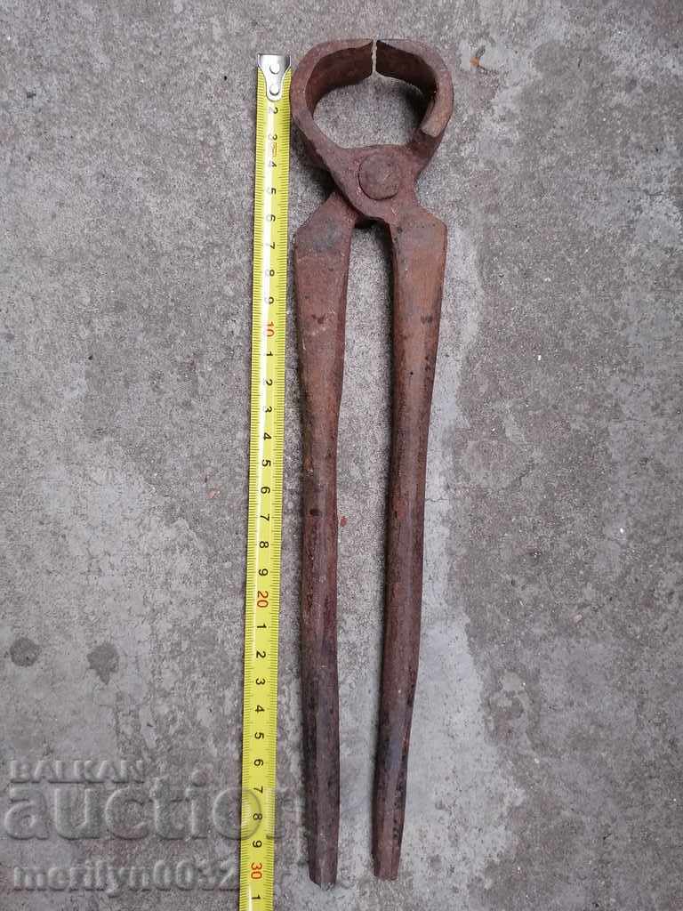 Delivery of Old wrought iron pliers Delivery of Old wrought iron pliers