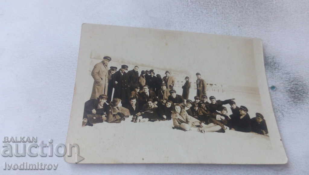 Photo Young men and women on the beach in winter