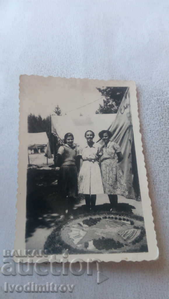 Foto Trei fete în fața unui cort la tabăra Stanke Dimitrov