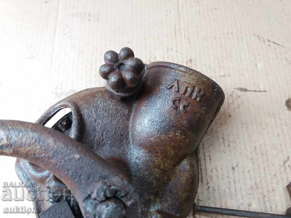 Delivery of OLD RETRO MACHINE FOR GRINDING CORN, CORN WITH MARKER Delivery of OLD RETRO MACHINE FOR GRINDING CORN, CORN WITH MARKER