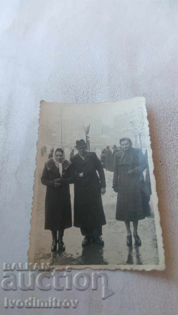 Φωτογραφία Σοφία Ένας άνδρας και δύο γυναίκες στο St. Κυριακή