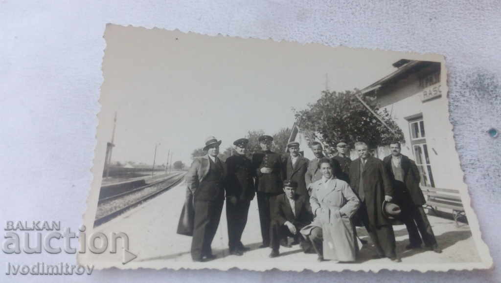 Fotografie Razgrad Bărbați și feroviari la gară