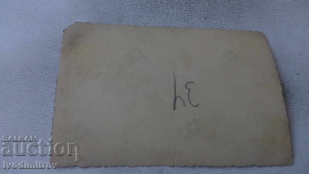 Φωτογραφική εταιρεία με ένα ρετρό αυτοκίνητο σε ένα πικνίκ με τιμή 1.85 BGN | € 0.95 Φωτογραφική εταιρεία με ένα ρετρό αυτοκίνητο σε ένα πικνίκ με τιμή 1.85 BGN | € 0.95