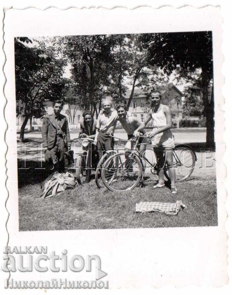 1939 LITTLE OLD PHOTO MEN WITH BICYCLES B286
