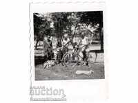 1939 LITTLE OLD PHOTO MEN WITH BICYCLES B286
