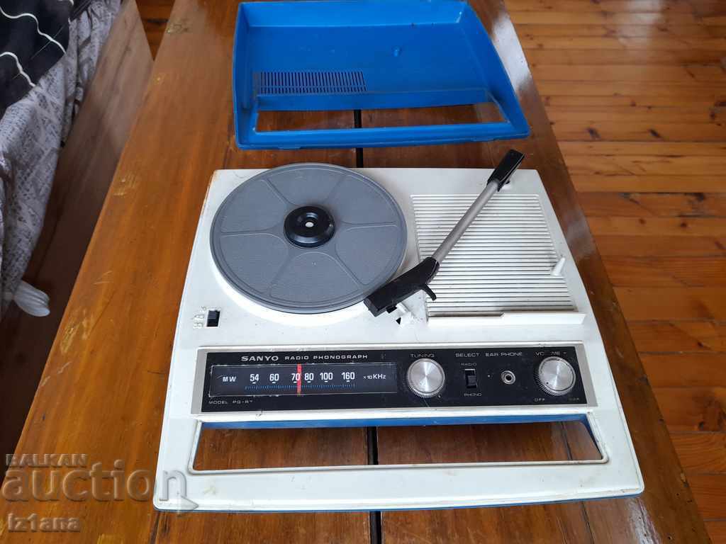 Old Sanyo radio turntable with price 90.00 BGN | € 46.02 Old Sanyo radio turntable with price 90.00 BGN | € 46.02