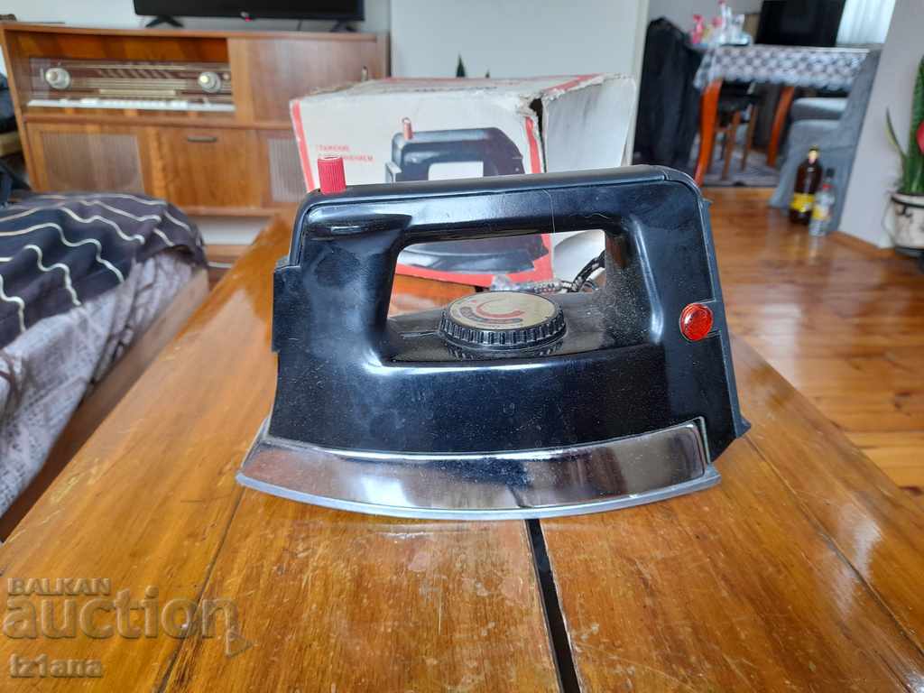 Fier de călcat cu abur vechi rusesc cu preț 30.00 BGN | € 15.34 Fier de călcat cu abur vechi rusesc cu preț 30.00 BGN | € 15.34